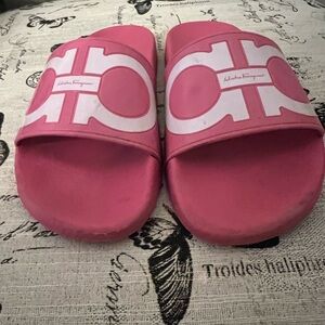 Very Good condition Salvatore Ferragamo pink slide’s. Size 8.